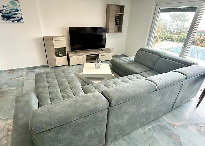 New With Pool, Sea View, ヴィラ