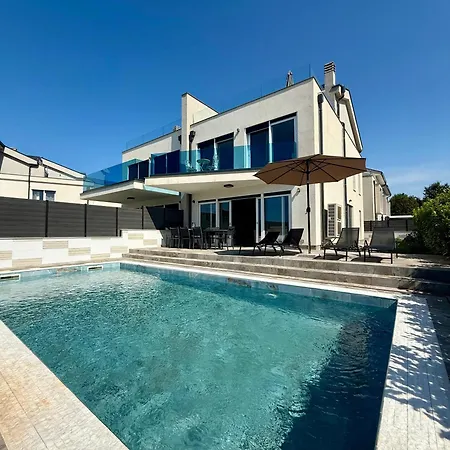 New With Pool, Sea View, ポレッチ
